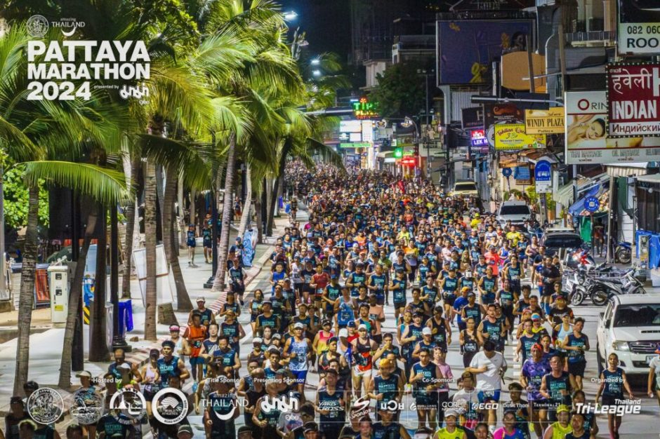 Dichtes Läuferfeld auf der Pattaya Beach Road: Der Marathon führt direkt entlang der nächtlichen Strandkulisse.