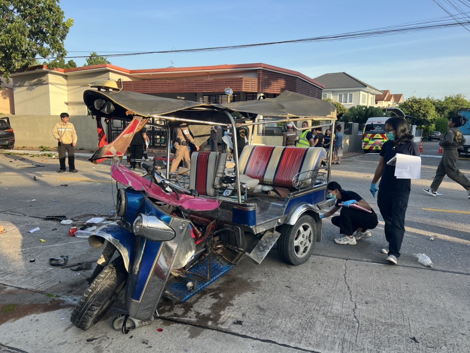 Das Tuk-Tuk wurde bei dem Frontalzusammenstoß im Frontbereich schwer zerstört und überschlug sich infolge der Wucht des Aufpralls. Bild: FM91 Trafficpro