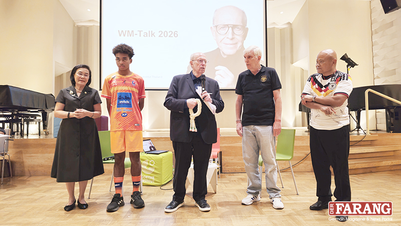 Calli begrüßt auf der Bühne Khun Toy (l.) und Junior (2.v.l.) sowie den Sportjournalisten Bernd Linnhoff (4.v.l.).