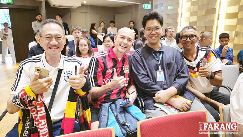 Die Fans zeigen sich gut gelaunt beim WM-Talk in Bangkok und unterstützen die deutsche Nationalmannschaft.