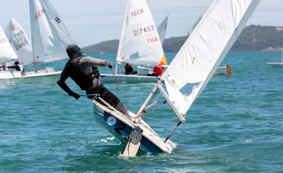Ein Teilnehmer steuert sein Boot bei frischem Wind durch den Kurs der Pattaya Regatta 2026. Bild: PR Pattaya