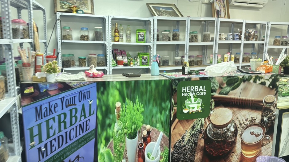 Im Geschäft wurden verschiedene Kräuterprodukte und traditionelle Heilmittel angeboten. Bild: TMN.TV