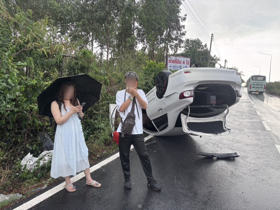 Der chinesische Verdächtige stand nach dem Unfall mit seinem Fahrzeug auf der Straße in Huai Yai neben dem umgestürzten Wagen. Bild: TMN.TV