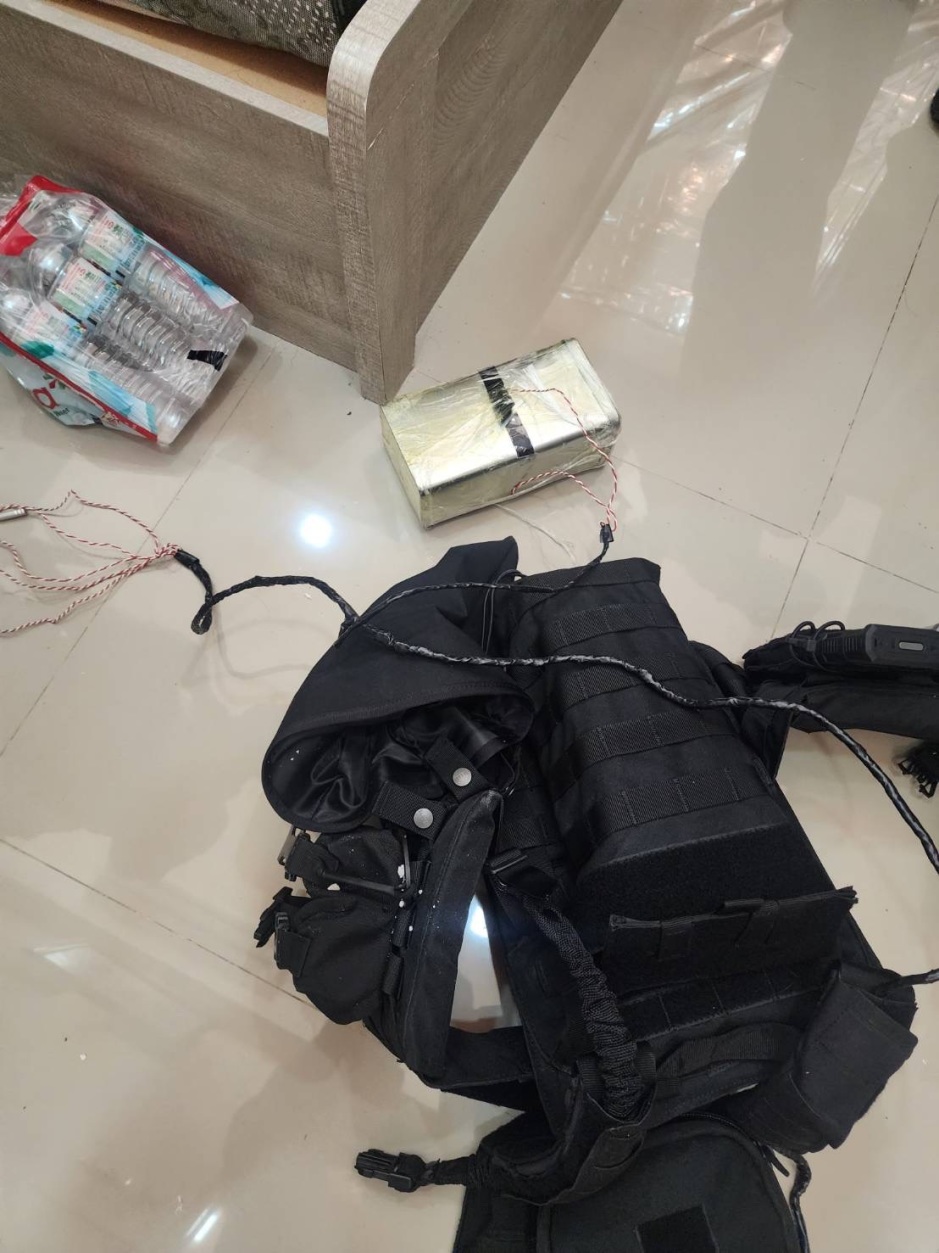 Die Polizei entdeckte eine mit Sprengstoff verbundene Schutzweste mit Kabeln und Zündvorrichtung im Haus des Verdächtigen. Bild: TMN.TV