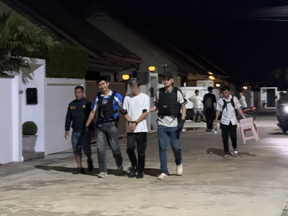 Polizeibeamte führten den festgenommenen chinesischen Verdächtigen nach dem Einsatz aus dem Wohngebiet ab. Bild: TMN.TV