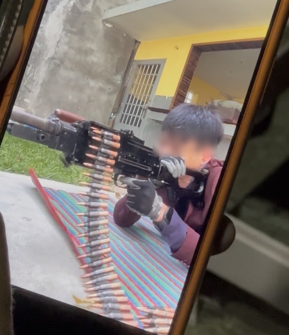 Weitere Handyvideos zeigen den Verdächtigen beim Schießen mit einer schweren Waffe und großkalibriger Munition. Bild: TMN.TV
