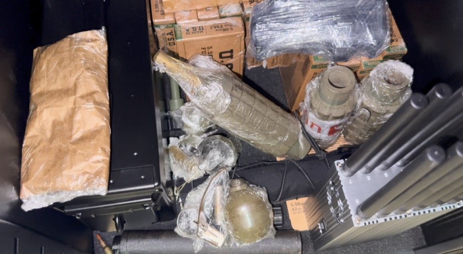 Neben Waffen und Munition fanden die Ermittler auch Granaten, Sprengstoffe und technische Geräte im Haus des Verdächtigen. Bild: TMN.TV