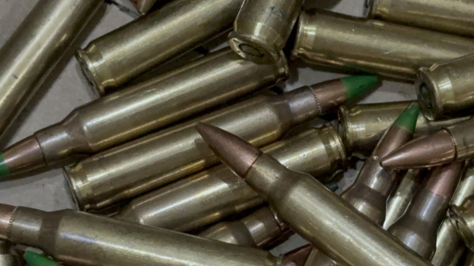 Ein Teil der beschlagnahmten Munition wies grün markierte Geschossspitzen auf, die laut Polizei auf militärische Herkunft hindeuten. Bild: TMN.TV