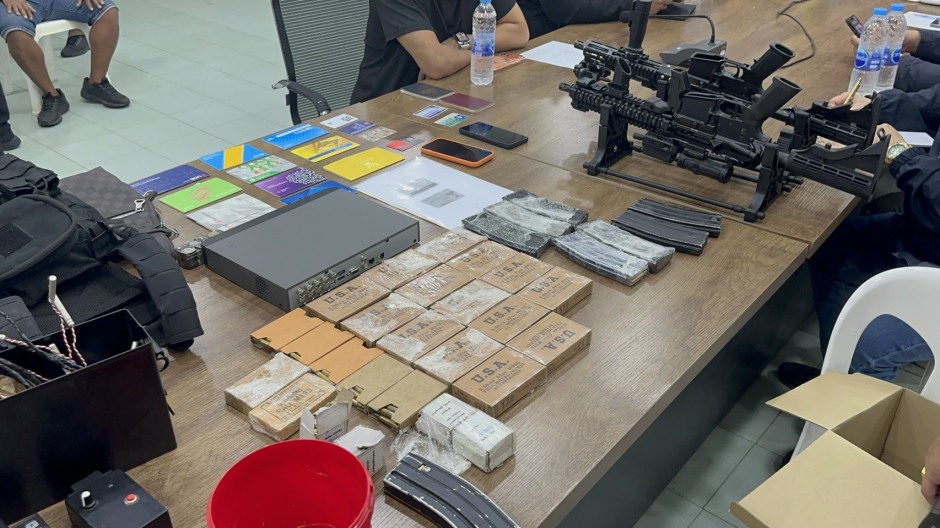 Ermittler präsentierten sichergestellte M4-Sturmgewehre, Munition, Magazine und weitere Ausrüstung während der Untersuchung des Falls. Bild: TMN.TV