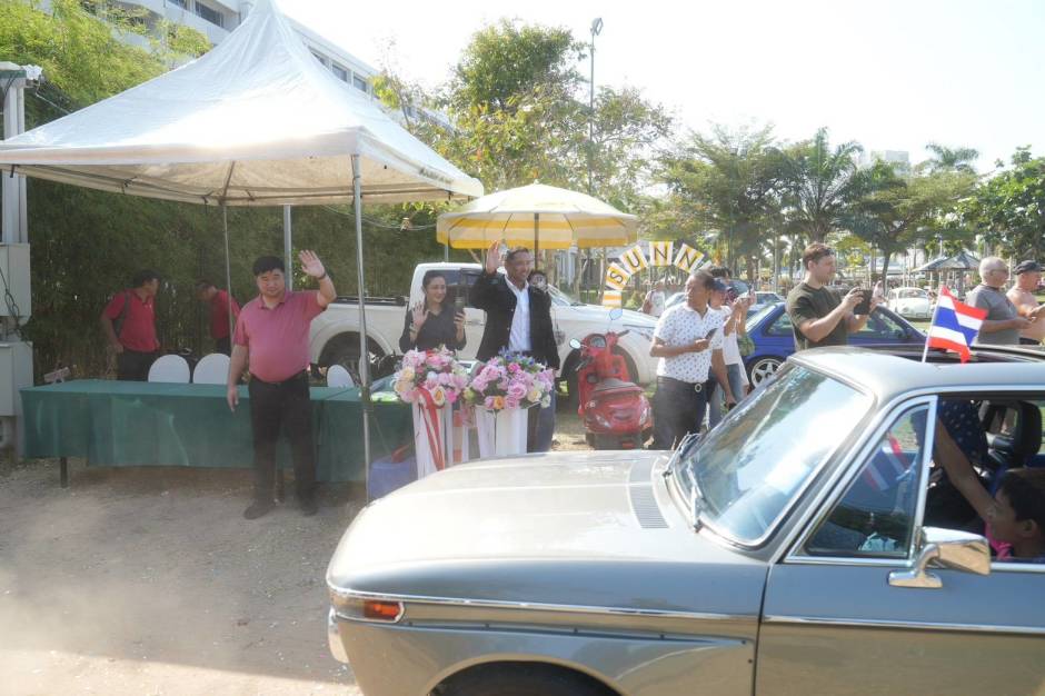 Offizielle Gäste begrüßen den startenden Oldtimer-Korso am Veranstaltungsort. Bild: TMN.TV