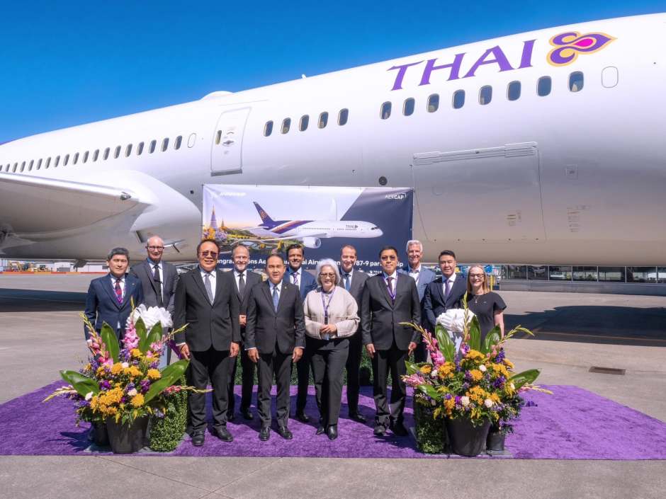 Vertreter der beteiligten Unternehmen nach der offiziellen Übergabe des neuen Langstreckenflugzeugs. Foto: Thai Airways International