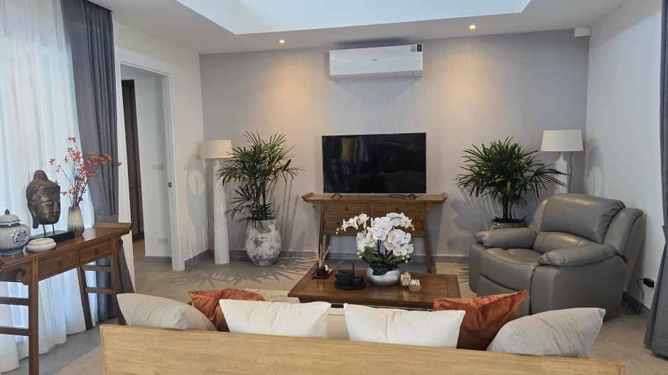 Eleganter Wohnbereich einer möblierten Poolvilla im Resort Sunshine Prestige – gestaltet für Langzeitkomfort mit asiatischen Akzenten. Foto: Rüegsegger