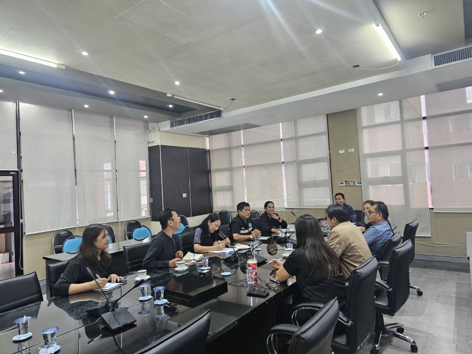 Vertreter der Stadt Pattaya und weiterer Behörden bereiten den Gemeindemarkt bei einer Planungssitzung im Rathaus vor. Bild: TMN.TV