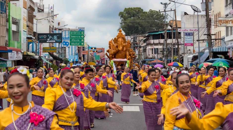 Hunderte Tänzerinnen und Tänzer ziehen gemeinsam mit den kunstvollen Kerzenwagen durch die Straßen von Ubon Ratchathani. Bild: TAT