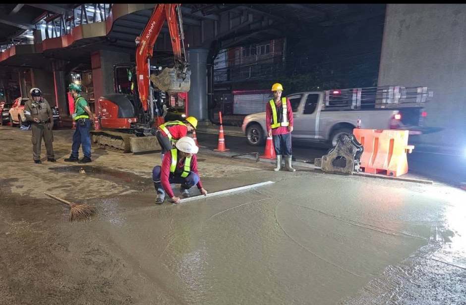 Arbeiter glätten die frisch betonierte Fahrbahn. Nach dem Fahrbahneinbruch wurde die Straße noch in derselben Nacht instand gesetzt. Bild: Bangkok Metropolitan Administration (BMA)