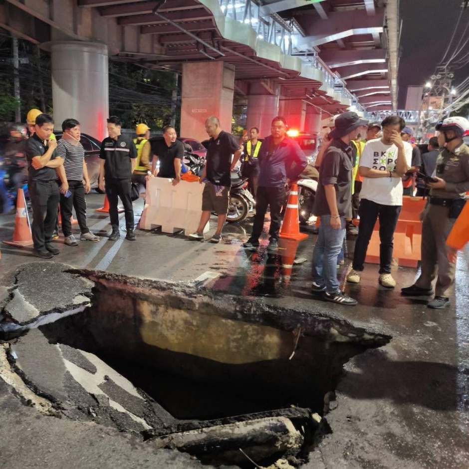 Einsatzkräfte sichern die Gefahrenstelle nach dem plötzlichen Einbruch der Fahrbahn auf der Lat Phrao Road im Bezirk Bang Kapi. Bild: Bangkok Metropolitan Administration (BMA)