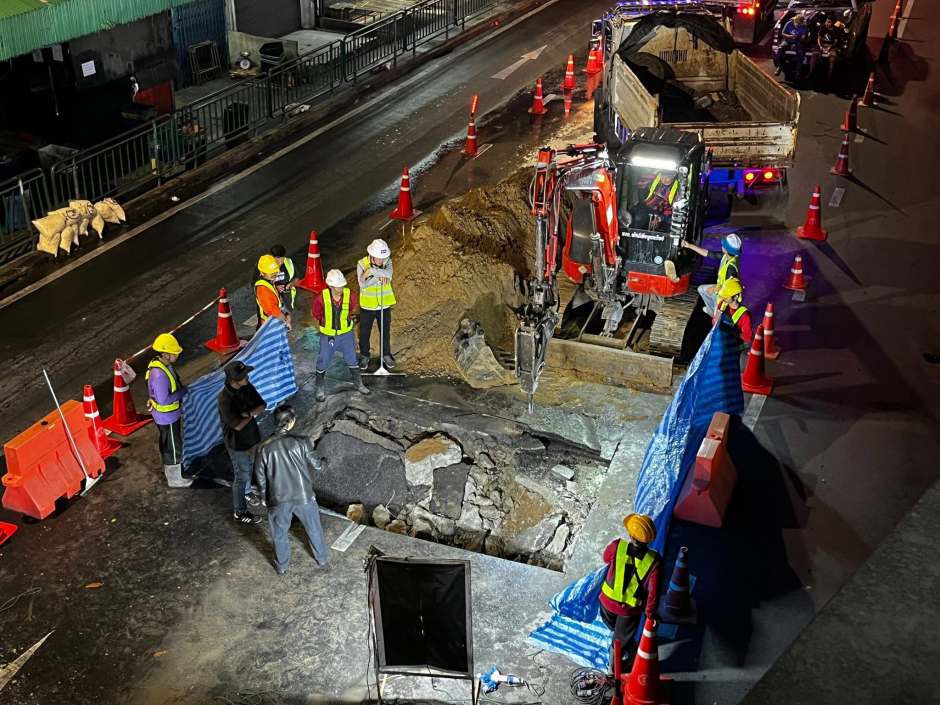 Ein Bagger entfernt beschädigtes Material und bereitet den Untergrund für die Reparatur des Fahrbahneinbruchs vor. Bild: Bangkok Metropolitan Administration (BMA)