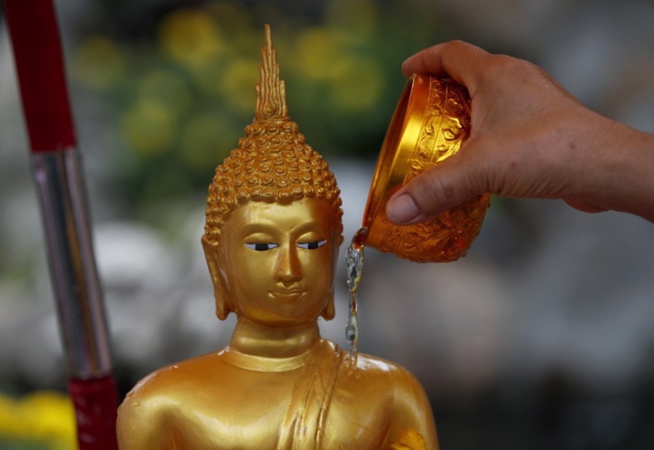 Das rituelle Baden einer Buddhastatue ist fester Bestandteil von Songkran. Foto: epa/Rungroj Yongrit