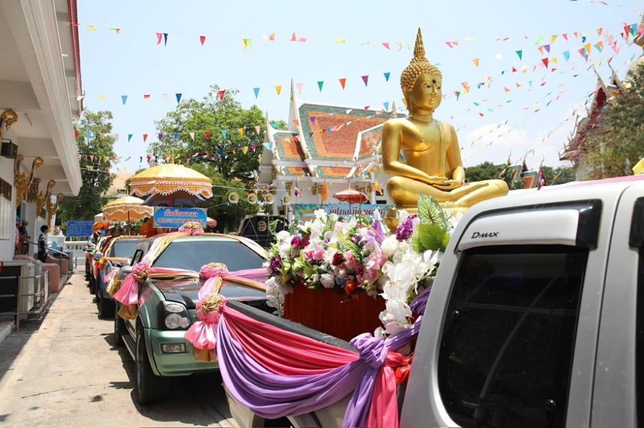 Die Songkran-Parade setzt sich mit der hoch verehrten Buddha-Staue in Bewegung. Foto: สายตรงนายกเมืองพัทยา