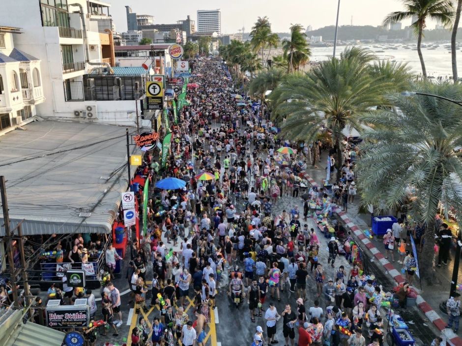 Zehntausende Besucher feiern am 19. April Wan Lai auf der Pattaya Beach Road. Foto: TMN.TV