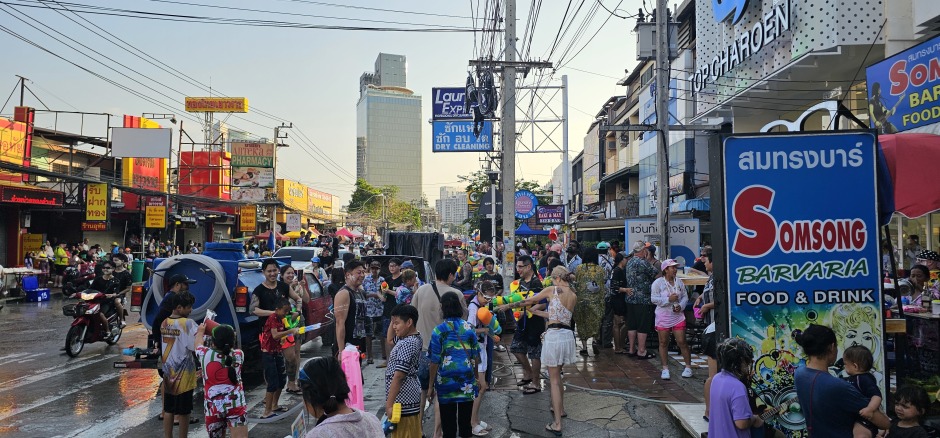 Beim Wan Lai Festival in Naklua liefern sich Einheimische und Touristen ausgelassene Wasserschlachten, während die Straßen und Sois  zur Bühne des Songkran-Festes werden. Foto: Jahner