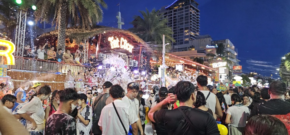 Beim Wan Lai in Pattaya dauern die Wasserschlachten bis in die Nacht und ziehen zahlreiche Besucher an. Foto: Jahner