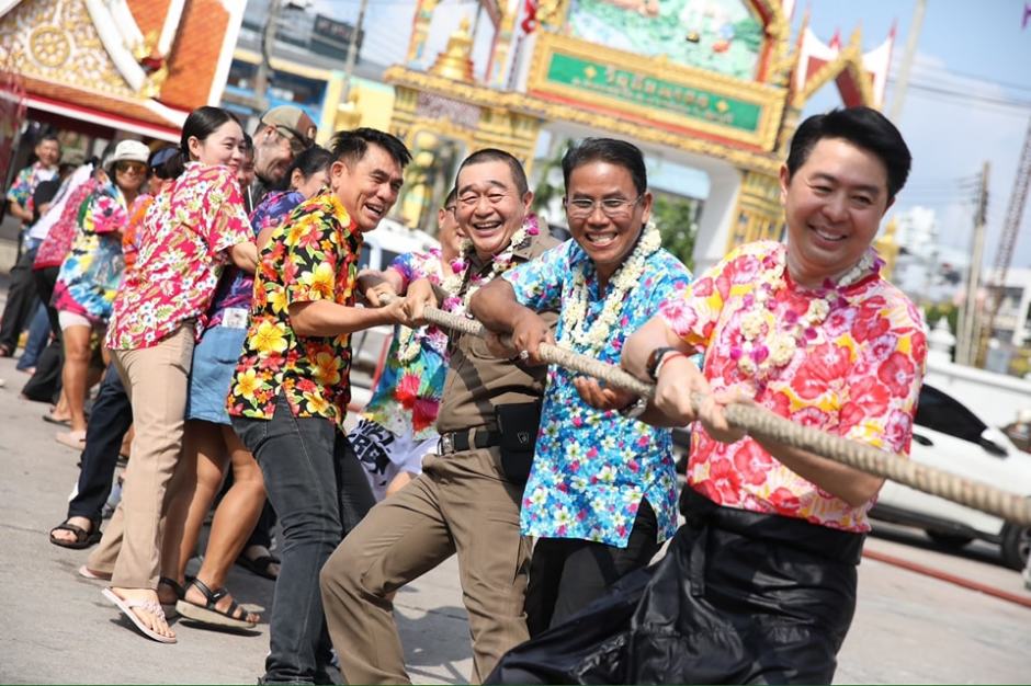 Beim Wan Lai messen sich Bürgermeister und Polizeichef beim traditionellen Tauziehen im Wat Chaimongkol. Foto: สายตรงนายกเมืองพัทยา