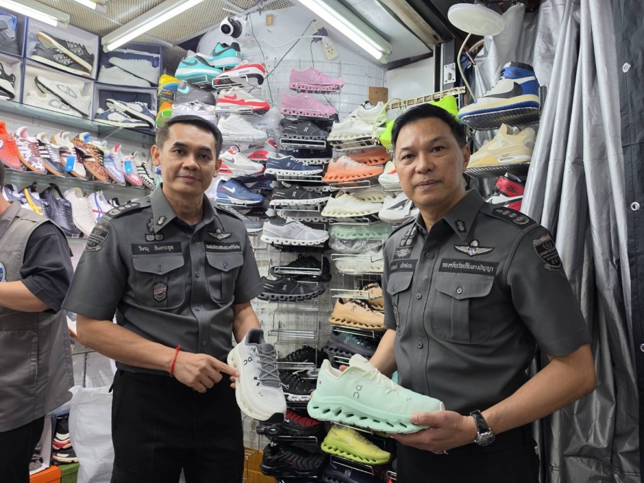 Ermittler des Department of Special Investigation dokumentieren während der Kontrollen im MBK Center mutmaßlich gefälschte Sportschuhe internationaler Marken. Bild: Department of Special Investigation (DSI)