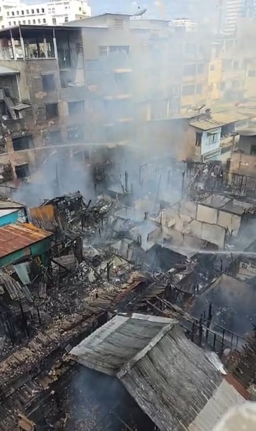 Rauch steigt über den ausgebrannten Gebäuden nahe dem Wat Boromniwat auf, nachdem die Flammen mehrere Häuser erfasst hatten. Bild: JS100 Radio