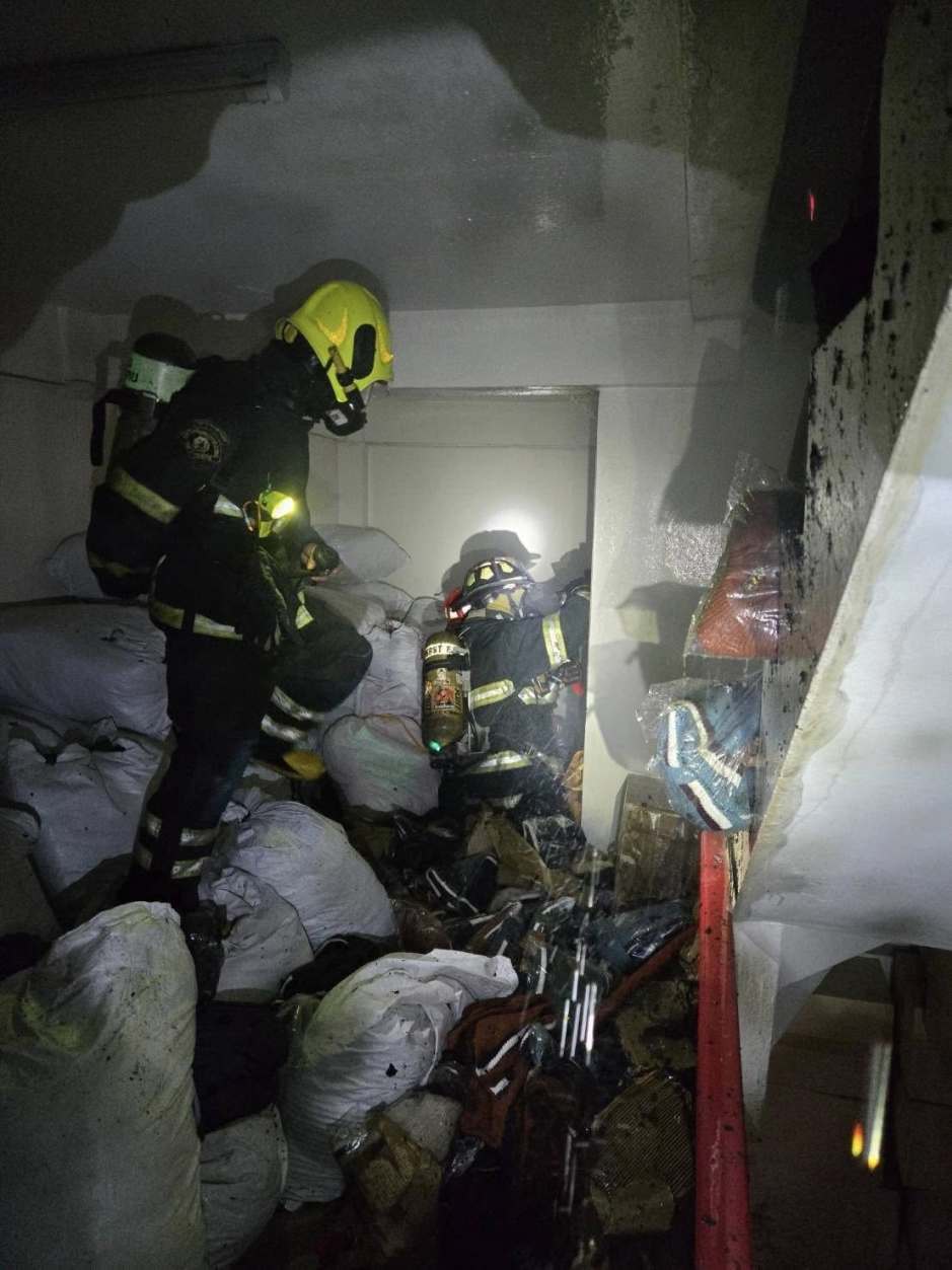 Feuerwehrleute durchsuchen die verrauchten Innenräume eines betroffenen Gebäudes während der Löscharbeiten. Bild: JS100 Radio