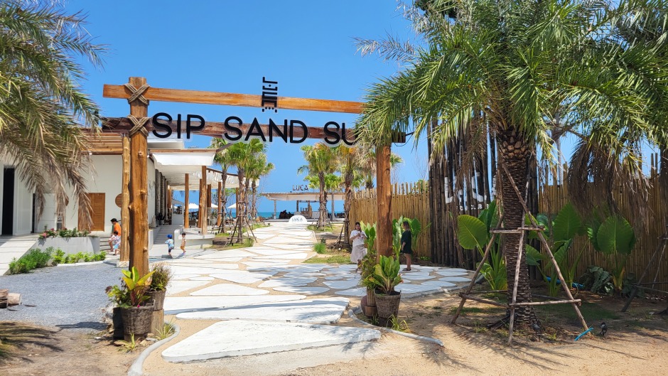 Auf dem Weg nach Sichon befinden sich gleich mehrere szenische Beach-Clubs, perfekt zum Relaxen. Foto: Wohlfart