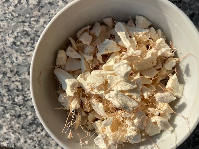 Säuerlich schmeckt das Baobab-Fleisch.