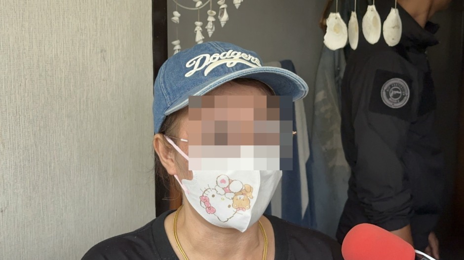 Die leibliche Mutter schildert vor Medienvertretern ihre Sicht auf die mutmaßlichen Misshandlungen ihrer drei Töchter. Bild: TMN.TV