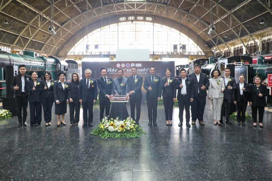 Vertreter des KMITL und der State Railway of Thailand bei der offiziellen Übergabe des neu entwickelten Reisezugwagens. Foto: State Railway of Thailand