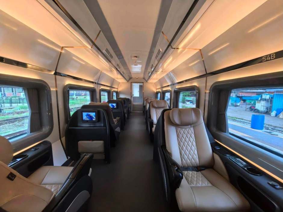 Der Fahrgastraum ist mit komfortablen Einzelsitzen, modernen Informationsbildschirmen und LED-Beleuchtung ausgestattet. Foto: State Railway of Thailand