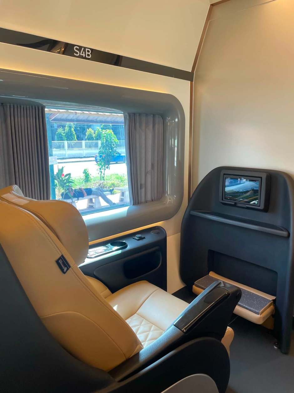 Die Sitze bieten verstellbare Rückenlehnen, Klapptische und integrierte Bildschirme für mehr Komfort auf längeren Fahrten. Foto: State Railway of Thailand