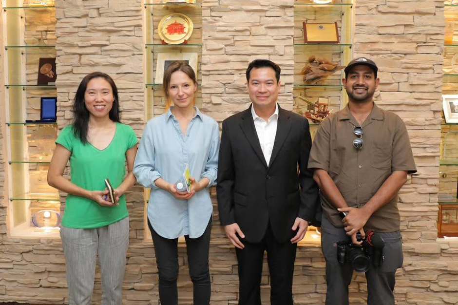 Nach dem Interview posieren Vertreter des Schweizer Fernsehens und Vizebürgermeister Damrongkiat Phinitkan für ein Erinnerungsfoto. Bild: PR Pattaya