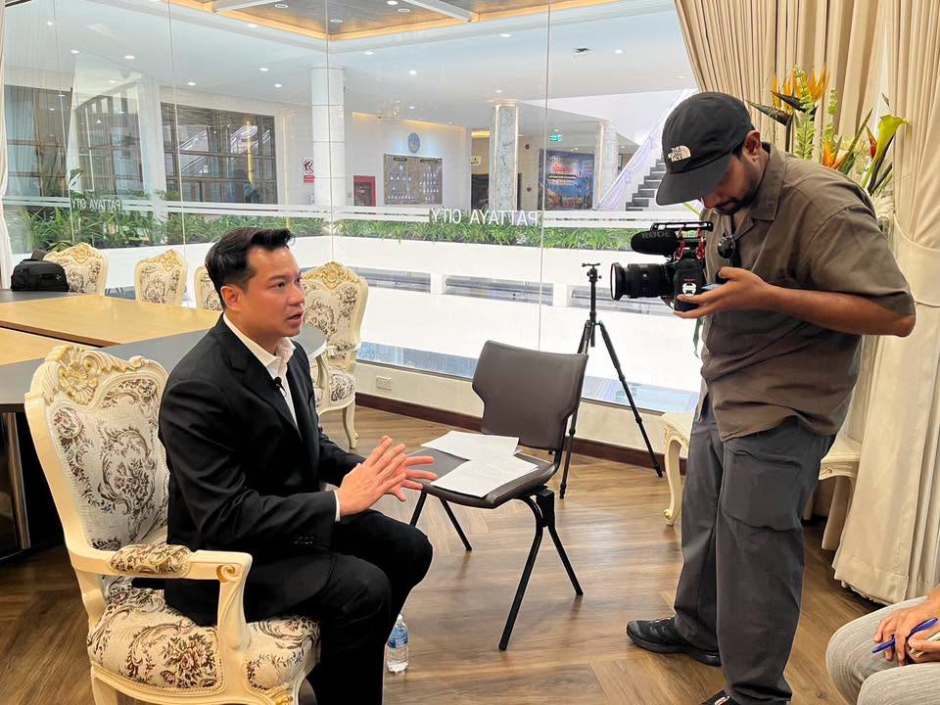 Während des Fernsehinterviews beantwortet Vizebürgermeister Damrongkiat Phinitkan Fragen zur Entwicklung Pattayas. Bild: PR Pattaya