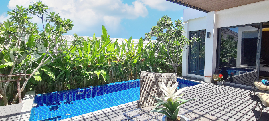 Entspannen und genießen in der Poolvilla von Sunshine Prestige mit geräumiger Terrasse und privatem Pool.