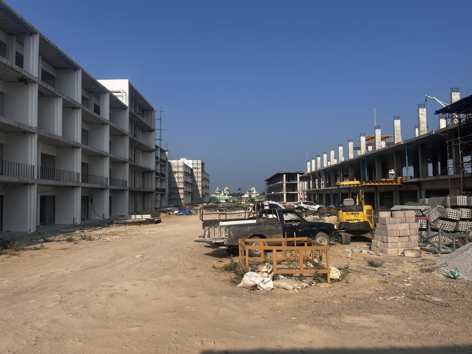 Blick auf die Condo- und Hotel-Baustelle von Sunshine Prestige in Cha-am (Hua Hin), bezugsbereit Ende 2024.