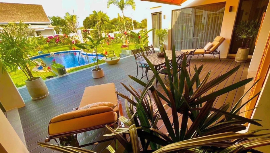 Geräumige Terrasse und privater Pool der Sunshine Prestige Poolvilla laden zum Entspannen und Genießen ein.