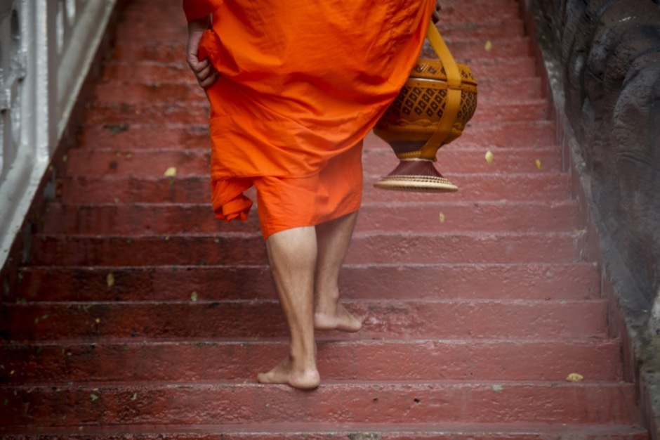 Ein buddhistischer Mönch trägt seine Schale während eines morgendlichen Almosenrituals, das das Ende der buddhistischen Fastenzeit markiert. Foto: epa/ Diego Azubel