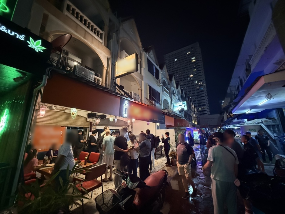 Vor dem Restaurant in Jomtien sammelten sich zahlreiche Beamte und Schaulustige nach dem Zugriff. Bild: TMN.TV