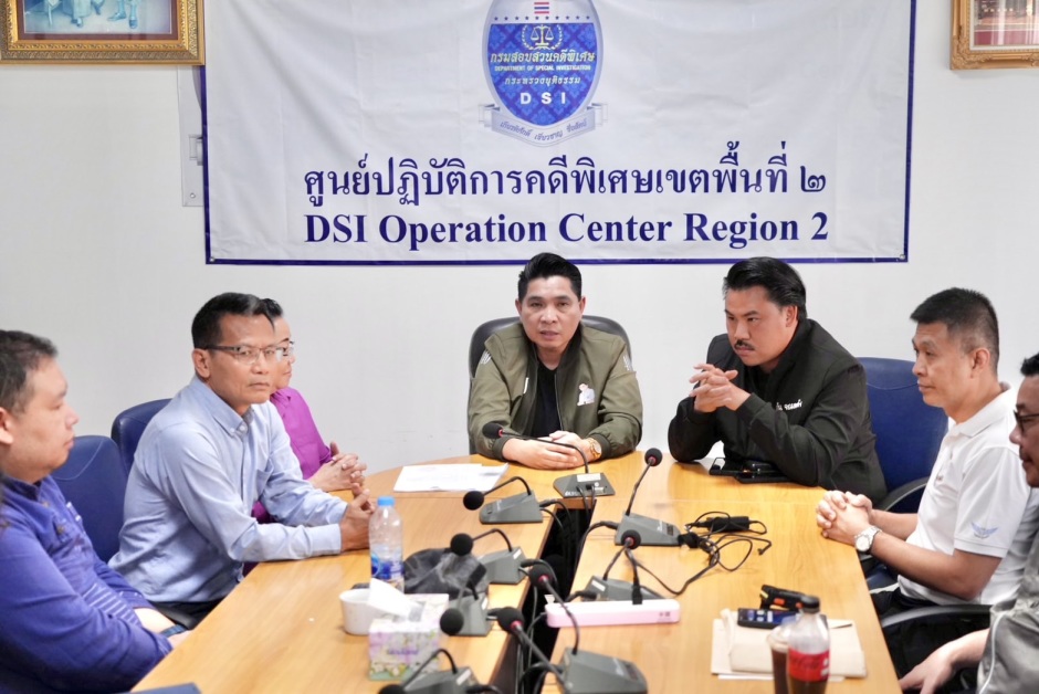 Führungskräfte des DSI erläutern bei einer Pressekonferenz in Pattaya Details zur aktuellen Razzia. Bild: TMN.TV