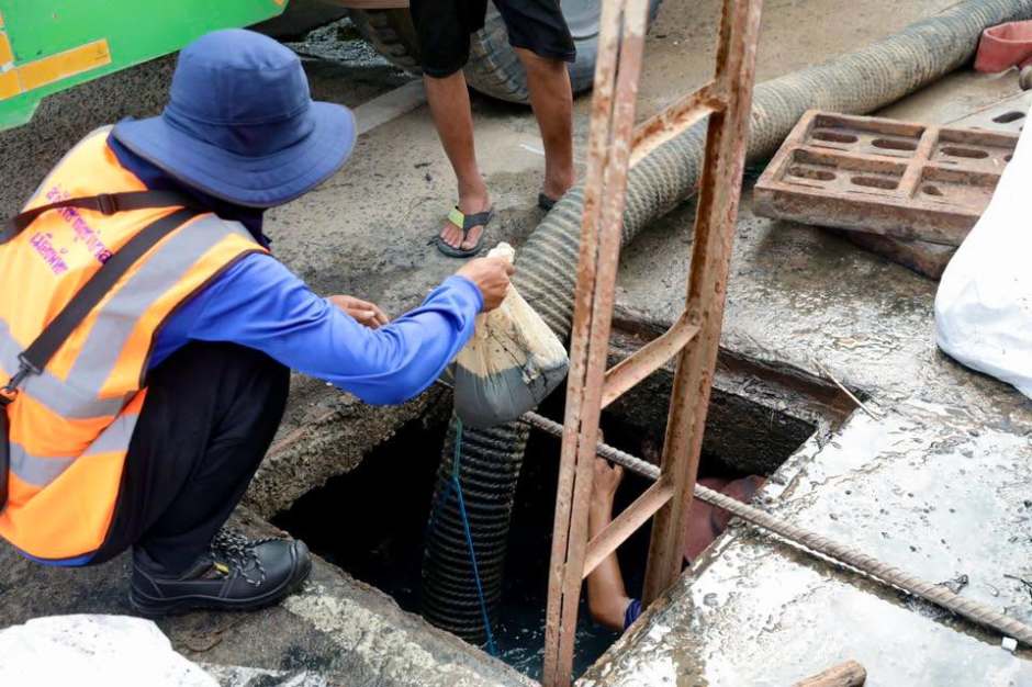 Mit einer Saugvorrichtung werden Ablagerungen aus dem Entwässerungsschacht entfernt. Bild: PR Pattaya