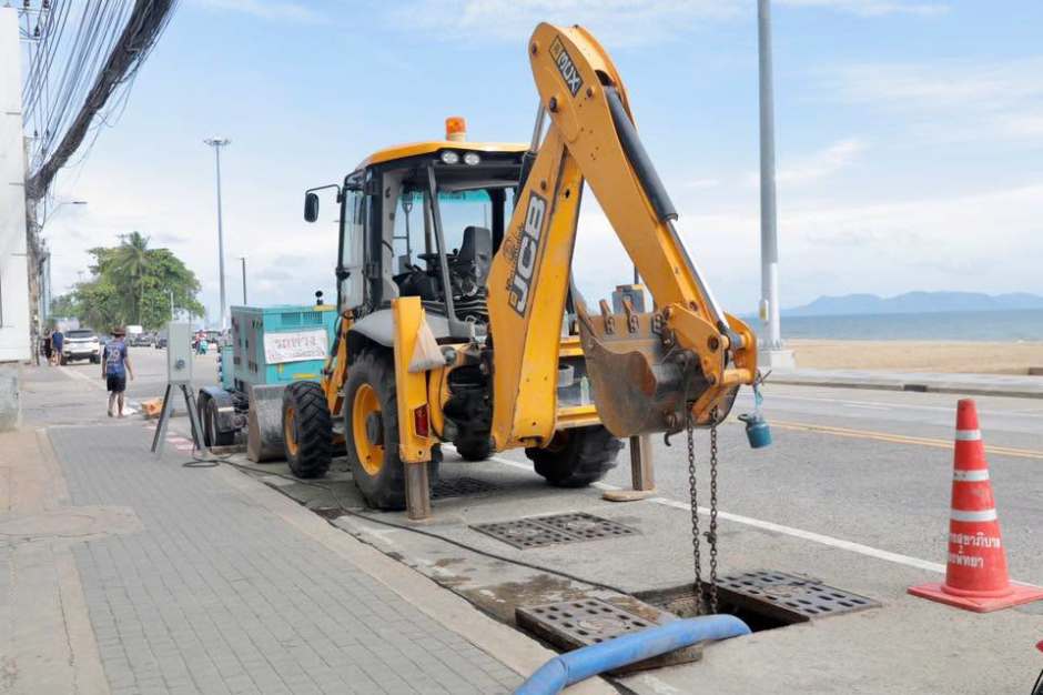 Ein Bagger unterstützt die Reinigungsarbeiten an der Entwässerungsleitung in Jomtien. Bild: PR Pattaya