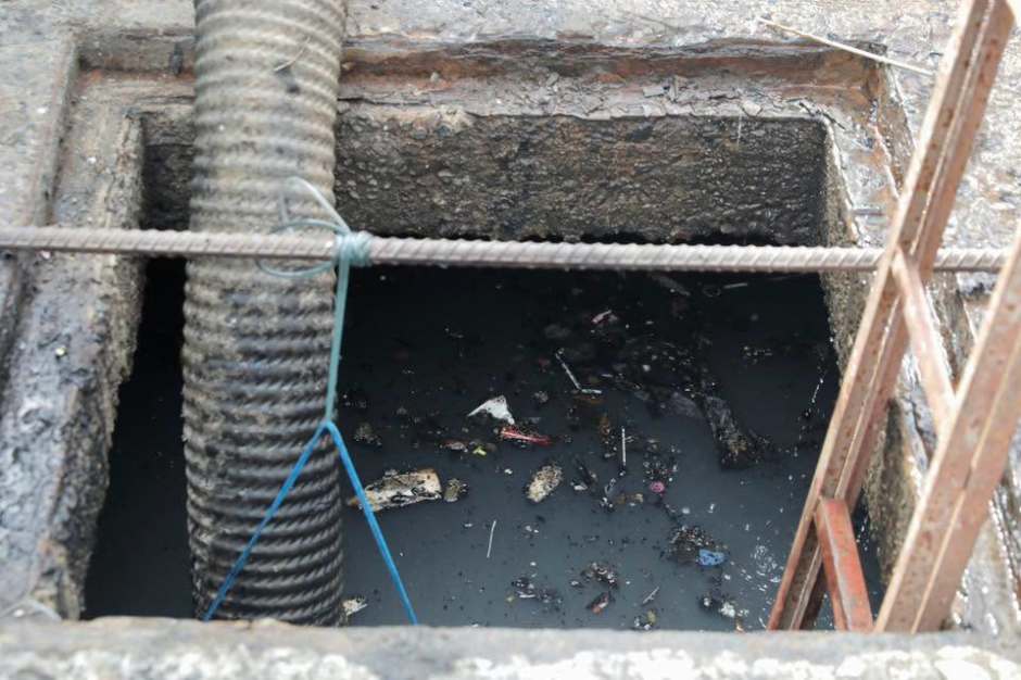 Schlamm und Abfälle hatten sich in der Entwässerungsleitung angesammelt und den Wasserabfluss behindert. Bild: PR Pattaya