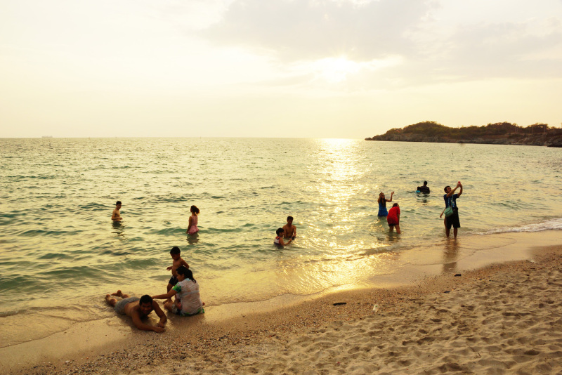 Der Tham Phang Beach im Westen der Insel ist der einzige Sandstrand Koh Sichangs.