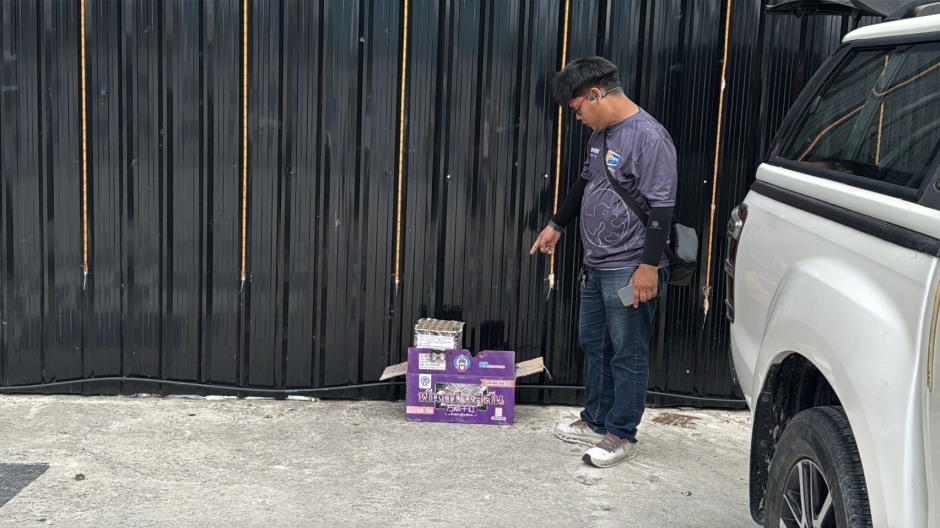 Ein Lokalreporter dokumentiert den Standort der gezündeten Feuerwerksbatterie vor dem Vergnügungsbetrieb. Bild: TMN.TV