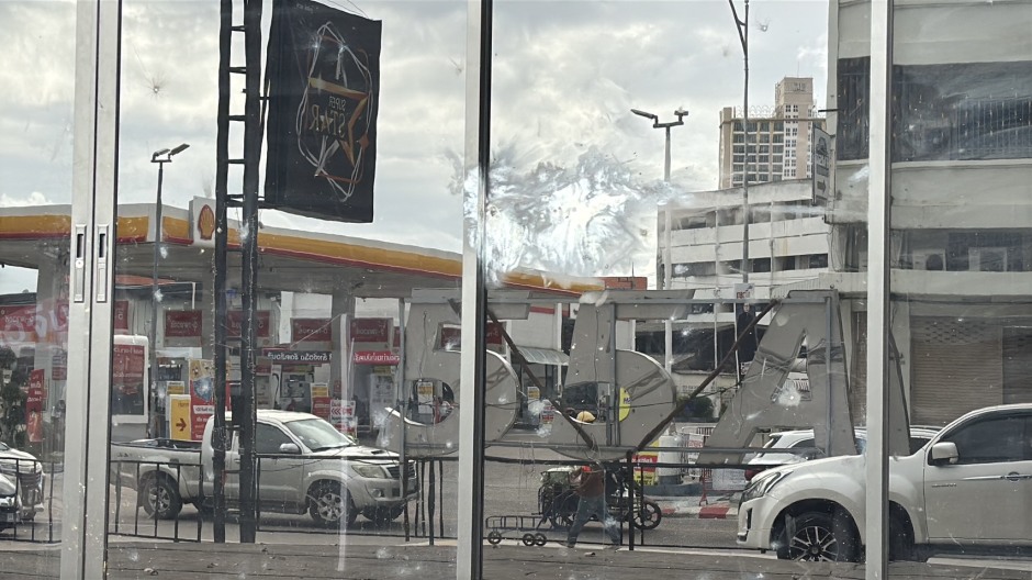 Die Tankstelle liegt direkt gegenüber dem betroffenen Vergnügungsbetrieb. Ein fehlgeleiteter Feuerwerkskörper hätte schwere Folgen haben können. Bild: TMN.TV